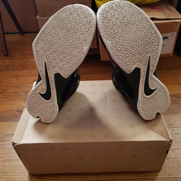 Mens basketball shoes and slides - Picture 4 of 7